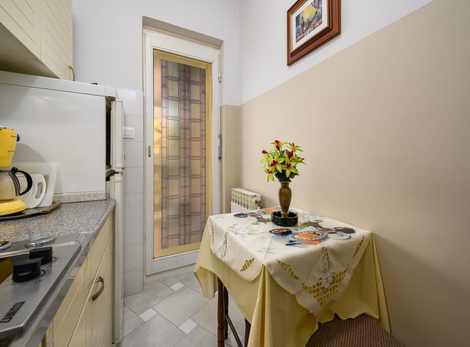 Apartment | Private kitchen | Cookware/dishes/utensils