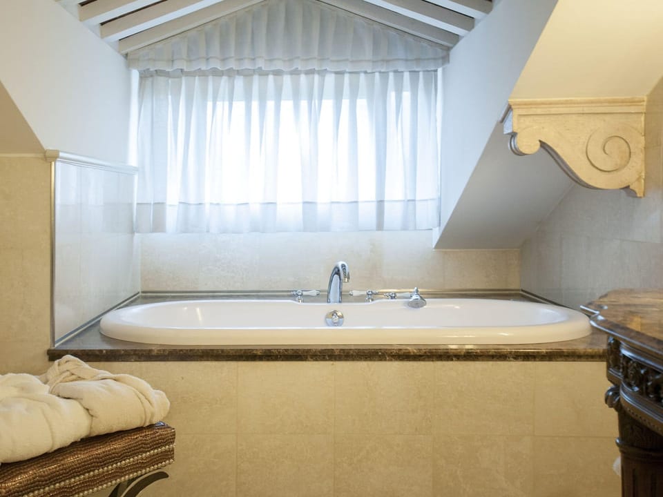 Junior Double Room | Bathroom | Hair dryer, towels, soap, shampoo