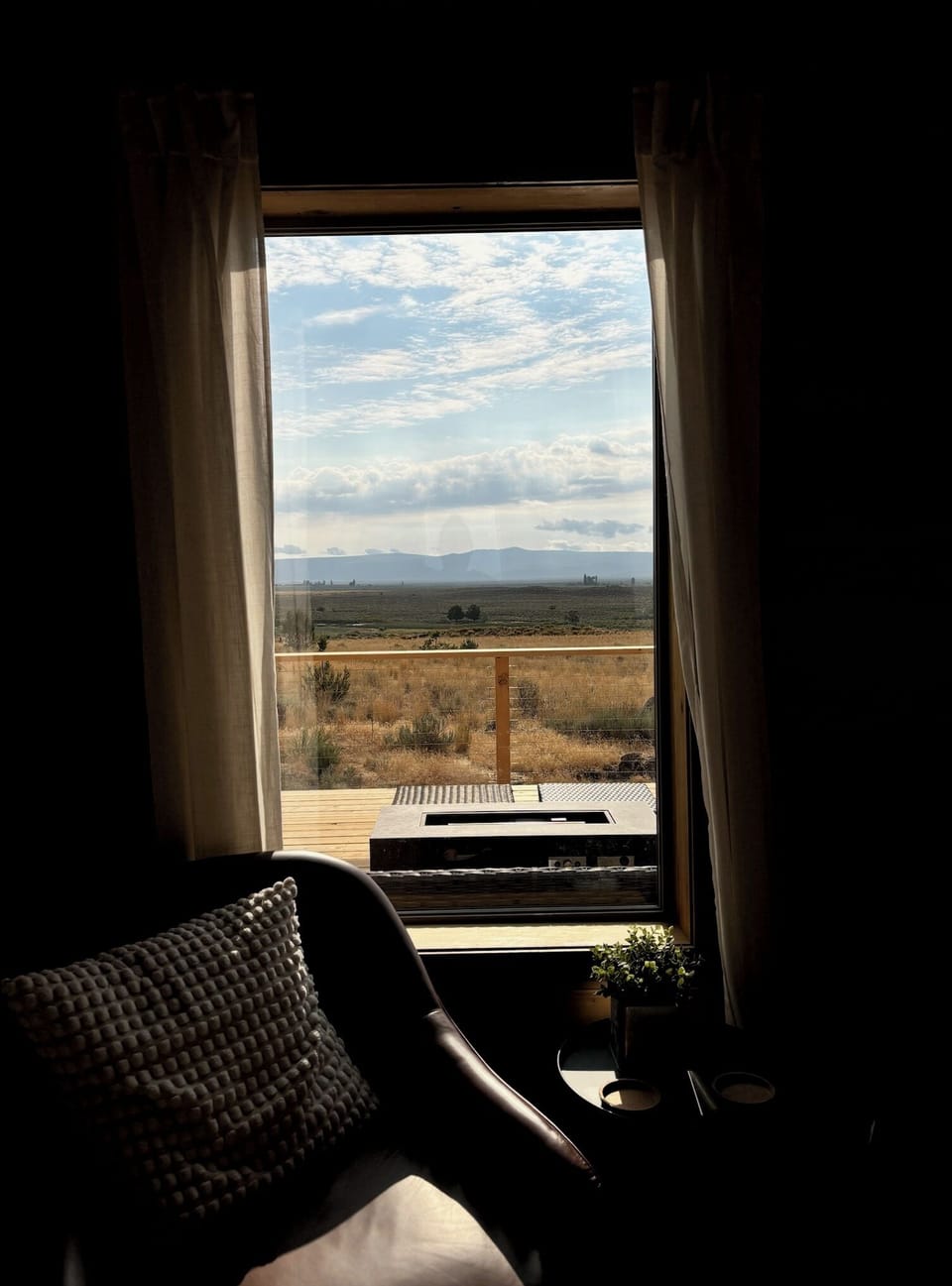 Be memorized by the views or birdwatch from the living room.