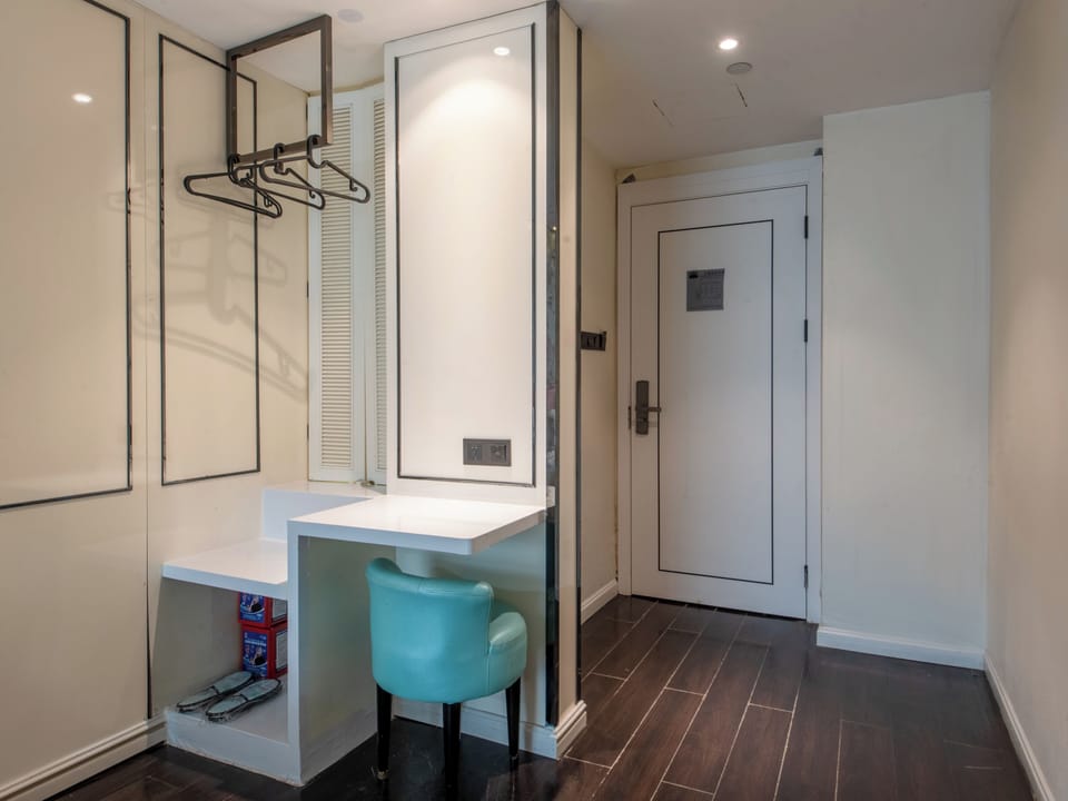 Superior Twin Room, City View | Wardrobe