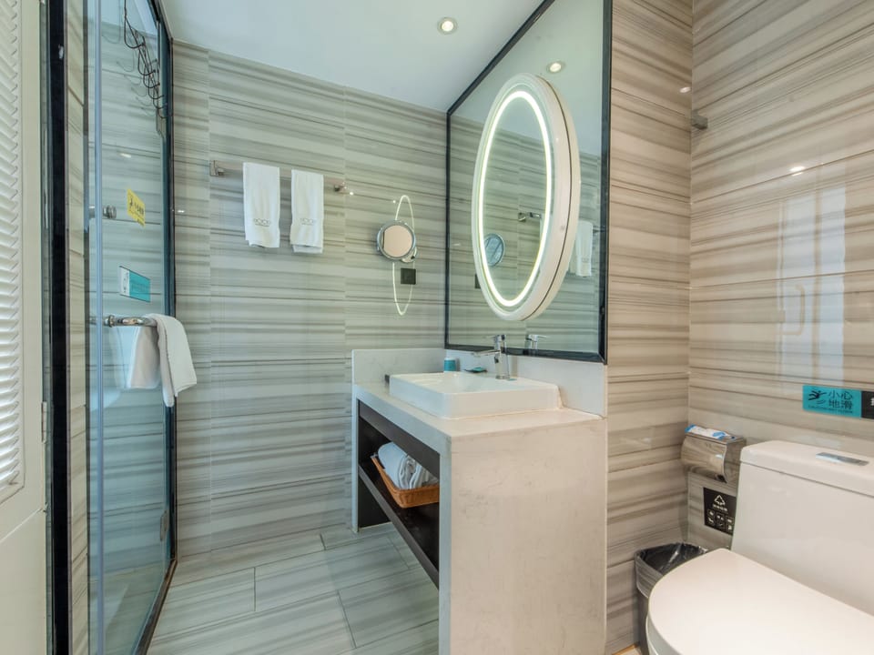 Luxury Twin Room, City View | Bathroom | Shower, rainfall showerhead, free toiletries, hair dryer