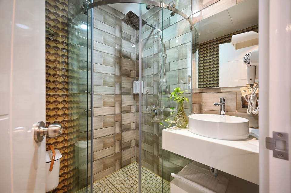 Deluxe Double Room, Balcony, Park View | Bathroom | Free toiletries, hair dryer, slippers, towels