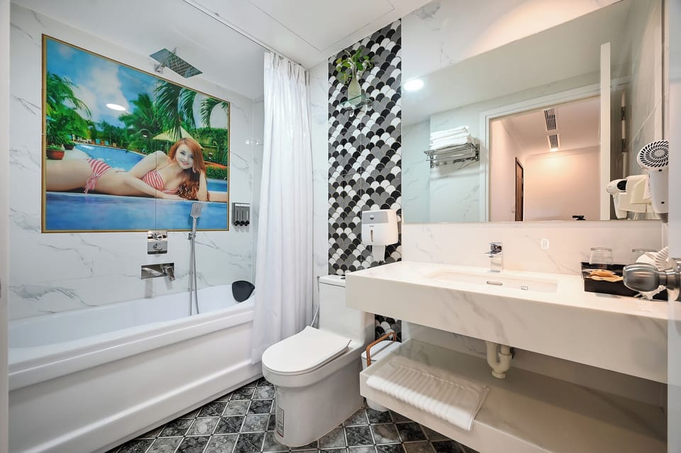 Junior Double Room, Balcony, City View | Bathroom | Free toiletries, hair dryer, slippers, towels