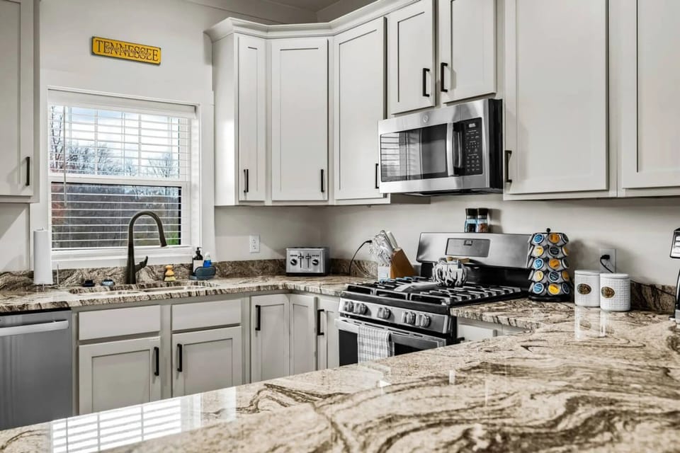Fully Equipped Kitchen - Make your favorite meals and snacks!