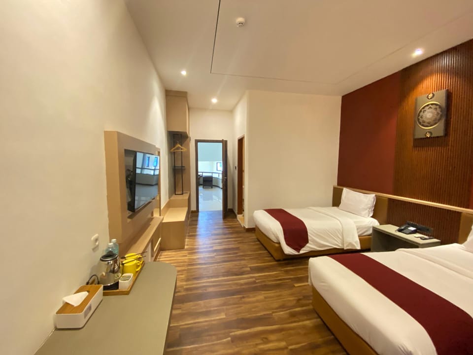 Grand Twin Room | Desk, laptop workspace, blackout drapes, soundproofing