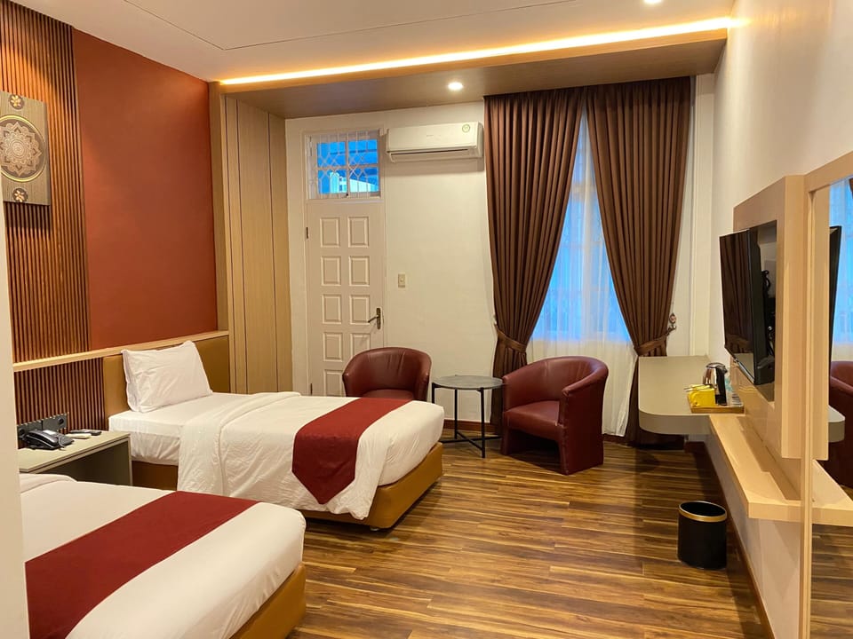 Grand Twin Room | Desk, laptop workspace, blackout drapes, soundproofing