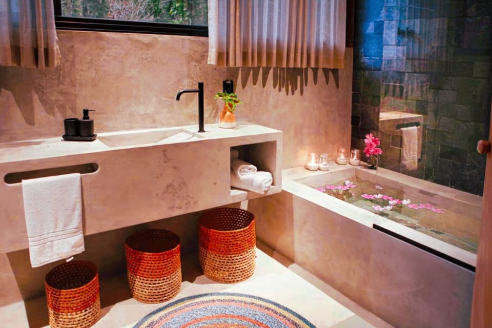 Premium Cabin | Bathroom | Free toiletries, towels, soap, shampoo