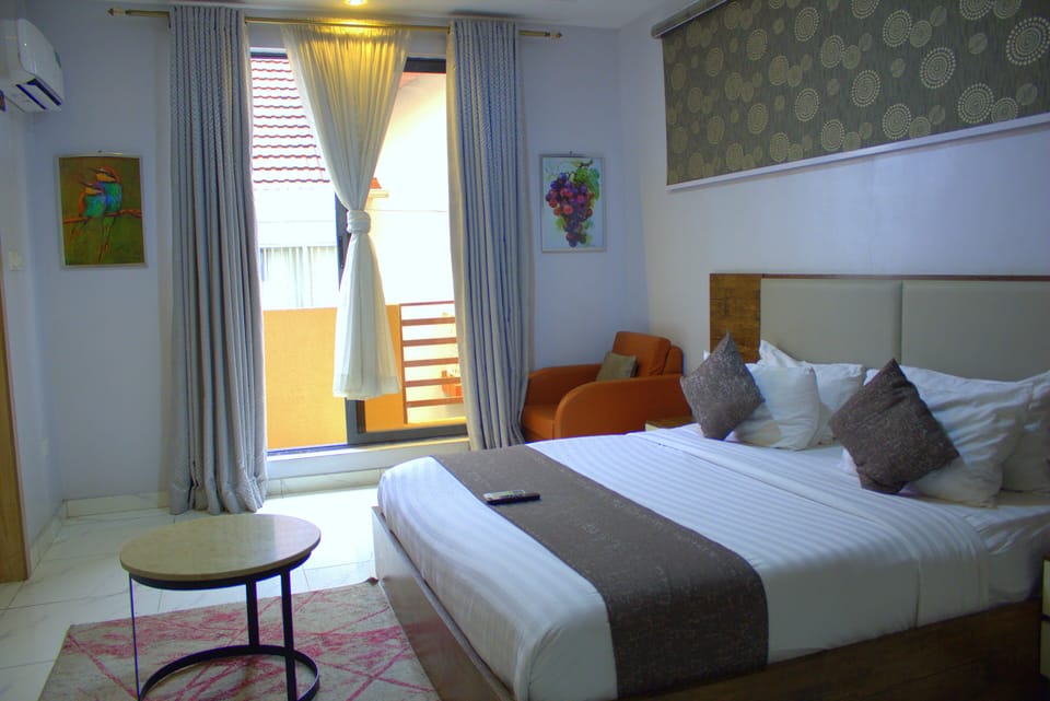 Executive Suite | Desk