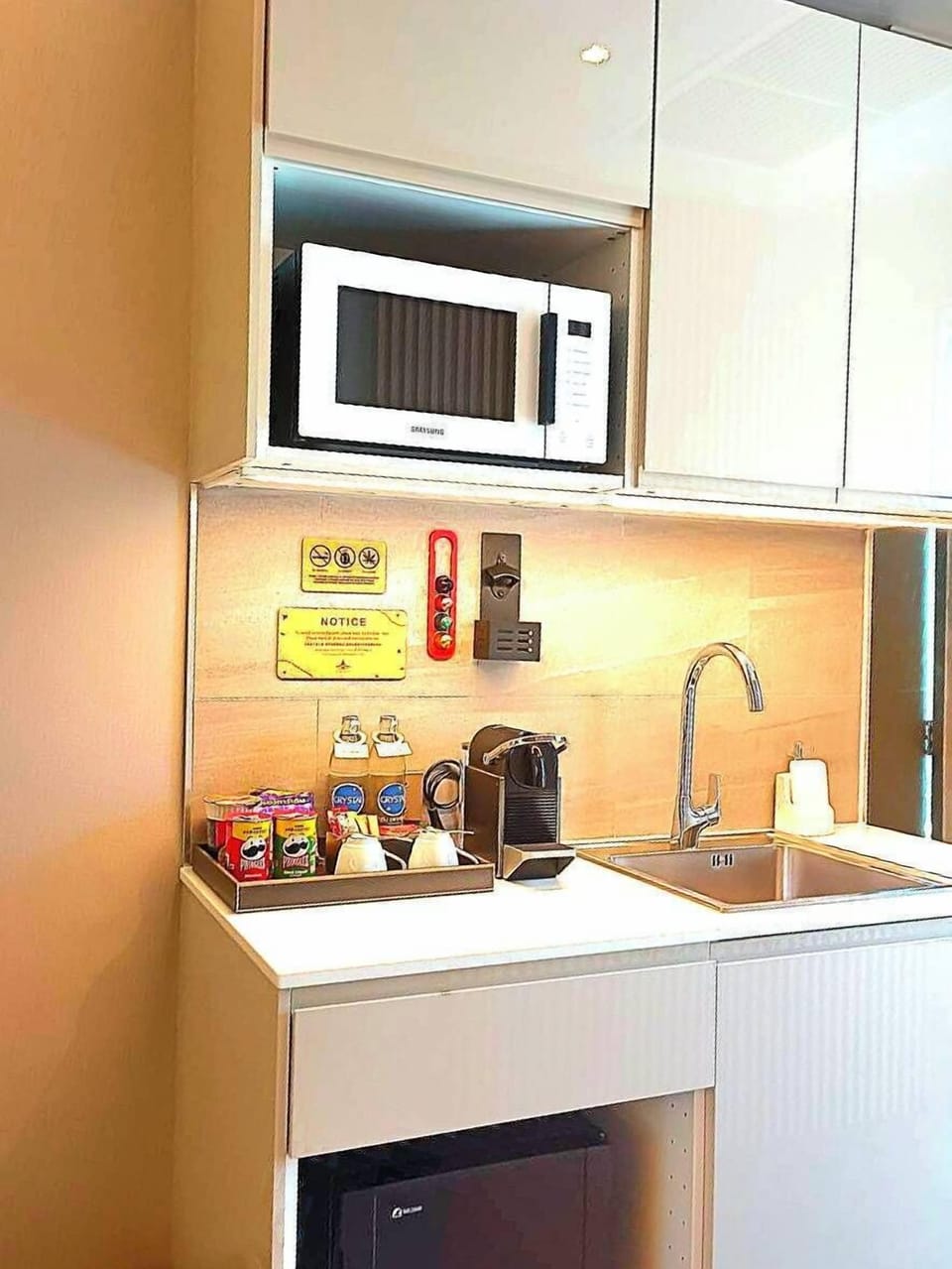 Studio Pool Suite | Living area | 32-inch LCD TV with cable channels