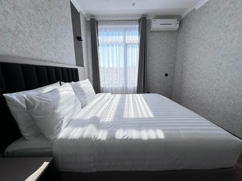 Family Suite, Mountain View | In-room safe, desk, laptop workspace, blackout drapes