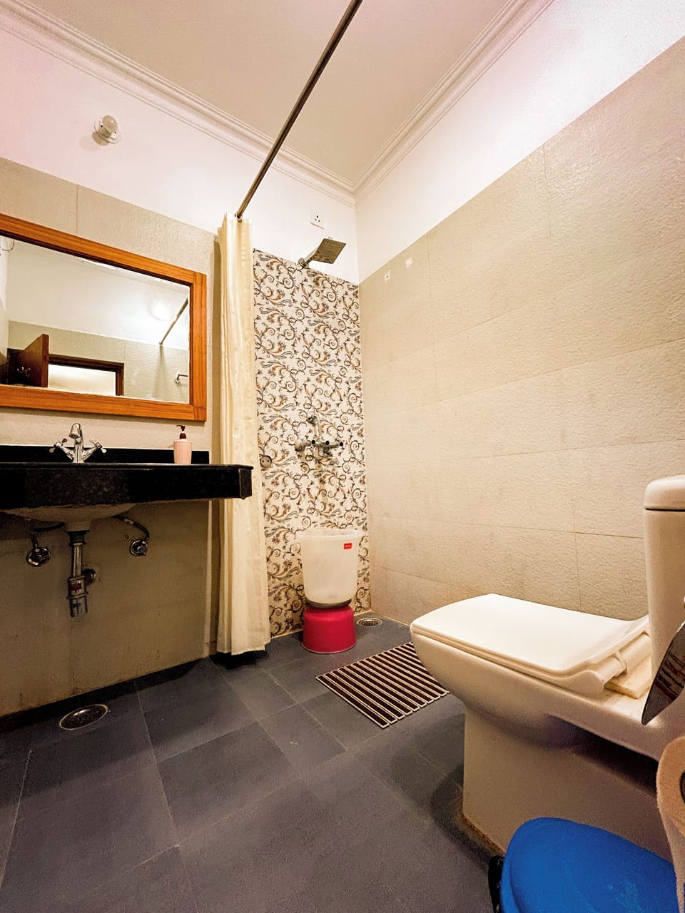 Shower, rainfall showerhead, free toiletries, hair dryer
