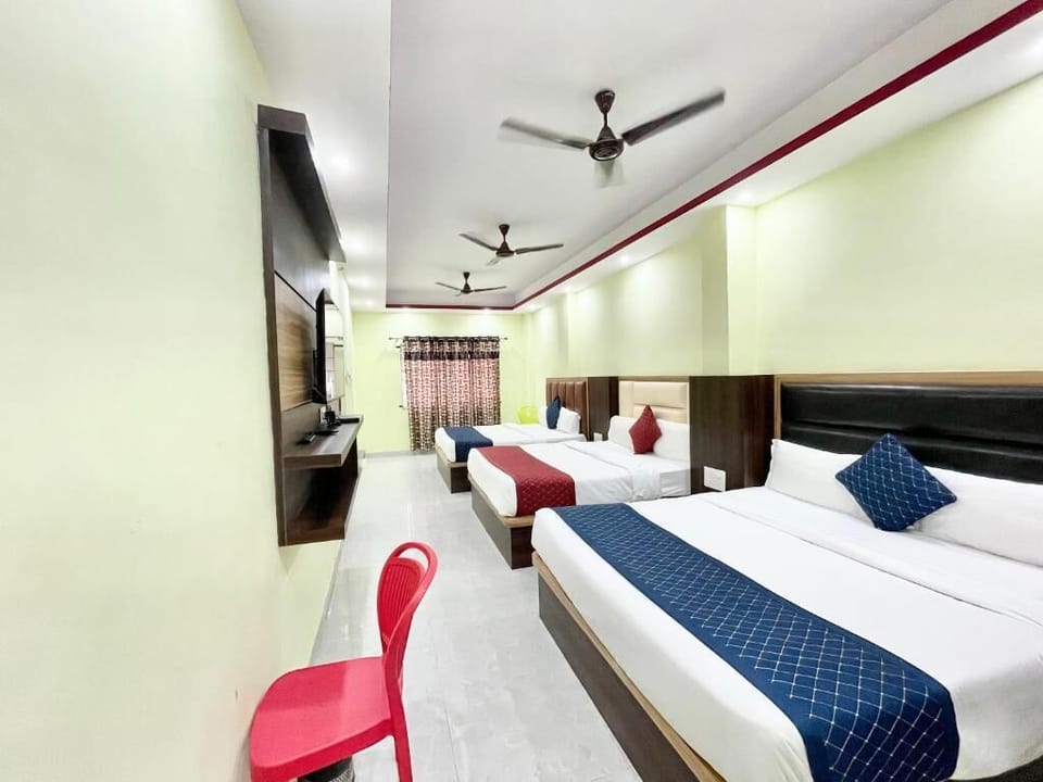 Family Room | Desk, laptop workspace, soundproofing, free WiFi