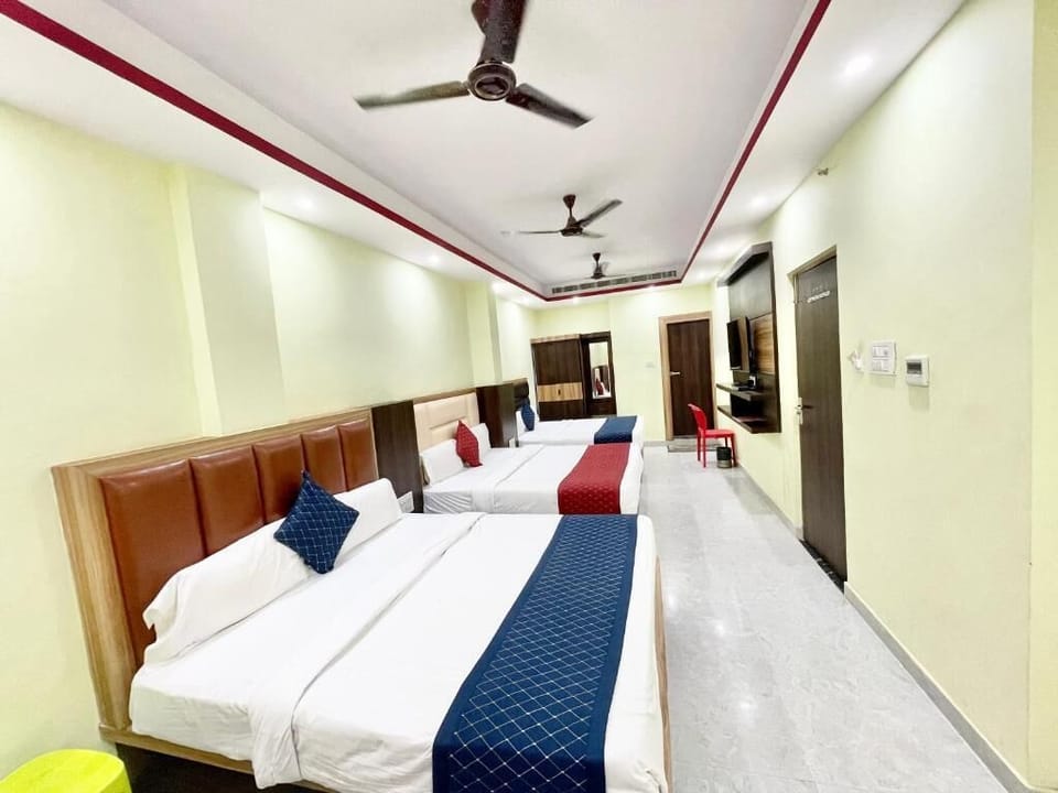 Family Room | Desk, laptop workspace, soundproofing, free WiFi