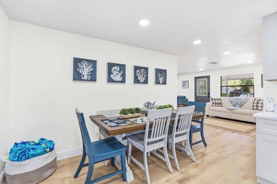 Comfortable seating for six with an open concept that flows seamlessly into the living room. #OpenConceptLiving #CozyDining