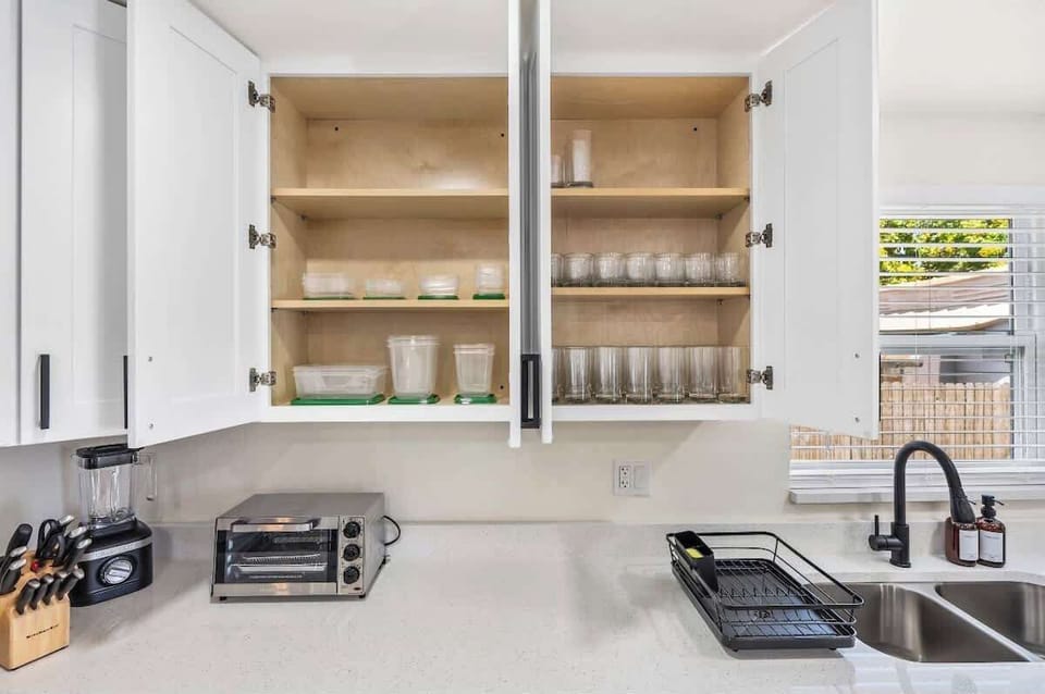Storage containers and cups in all sizes, perfect for enjoying your favorite beverages. #DrinkInStyle #FullyEquipped