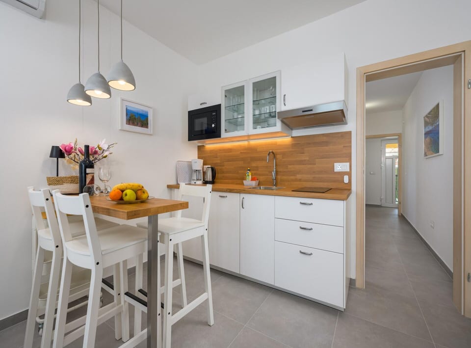 Apartment | Private kitchen | Electric kettle, toaster, cookware/dishes/utensils