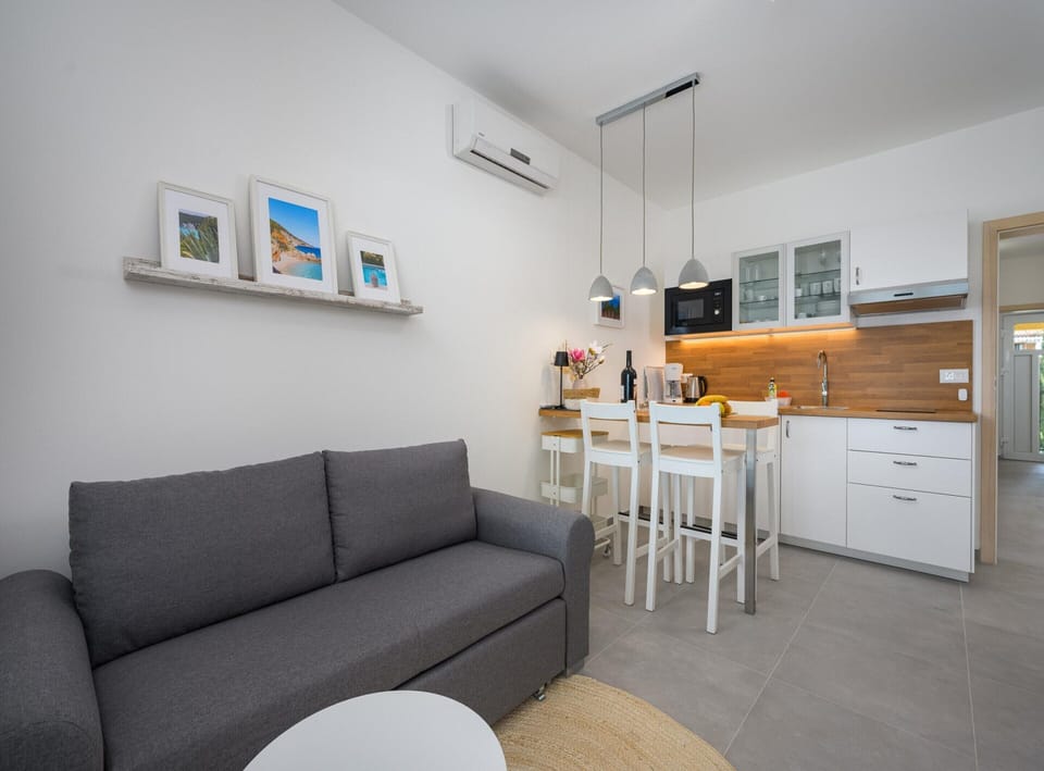 Apartment | Private kitchen | Electric kettle, toaster, cookware/dishes/utensils