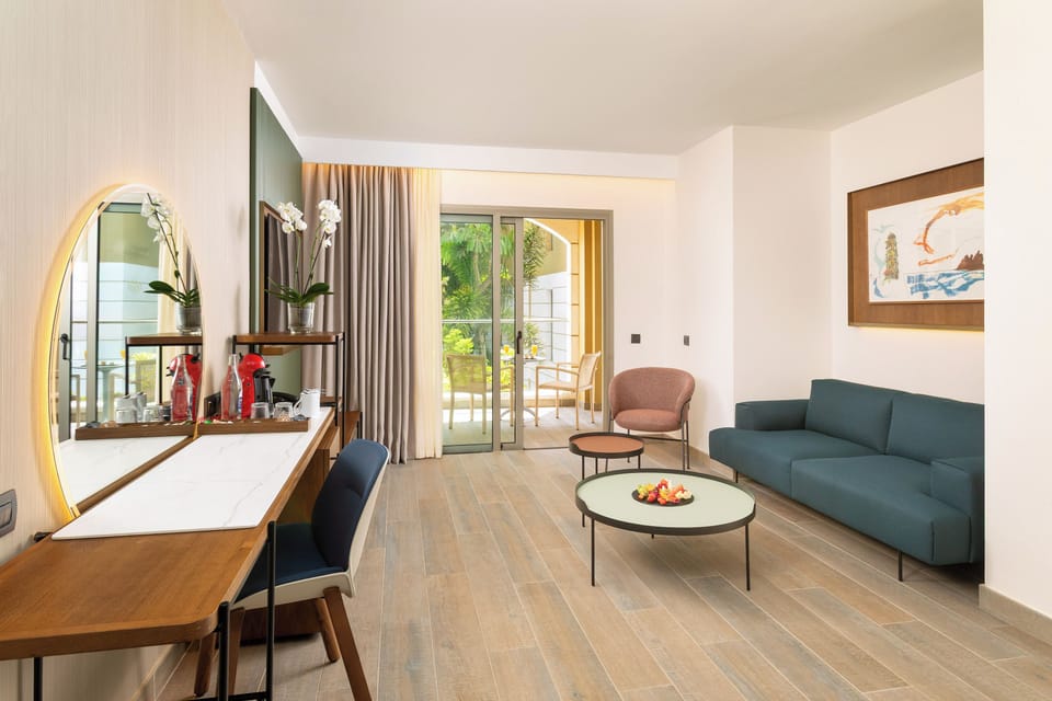 Junior Suite | Living area | 38-inch LCD TV with digital channels, TV