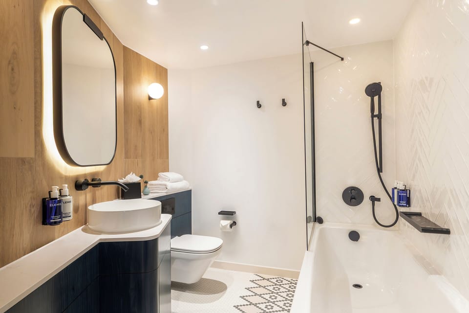 Deluxe Room, 1 King Bed, Corner | Bathroom | Shower, hair dryer, towels, soap