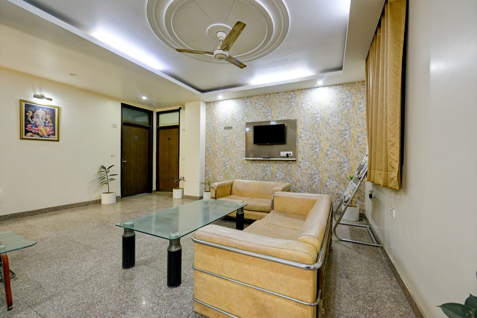 Room, 1 Bedroom, Smoking, City View | Living room