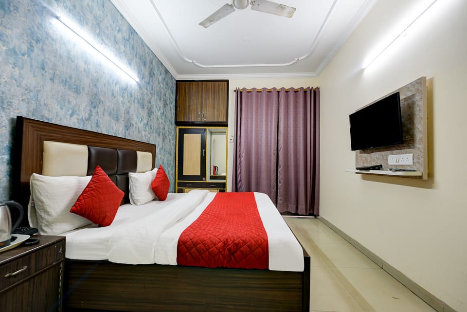 Room, 1 Bedroom, Smoking, City View | Room amenity