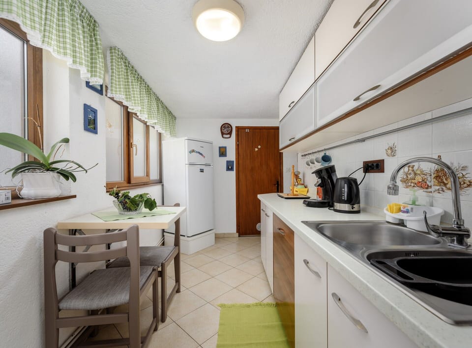 House | Private kitchen | Electric kettle, toaster, cookware/dishes/utensils