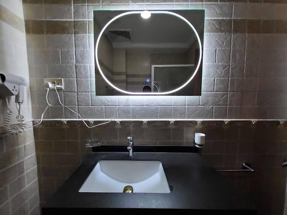 Deluxe Room, Balcony, City View | Bathroom | Free toiletries, hair dryer, towels, soap