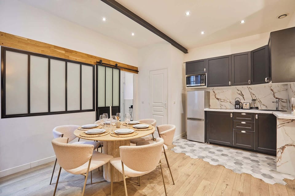 Salle à manger avec cuisine ouverte 