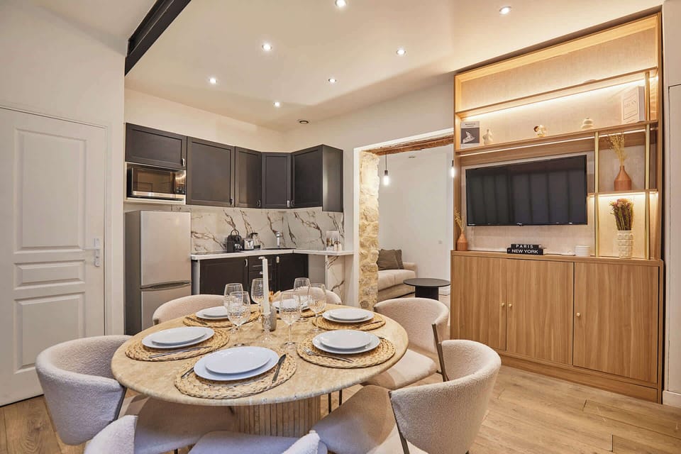Salle à manger avec cuisine ouverte 