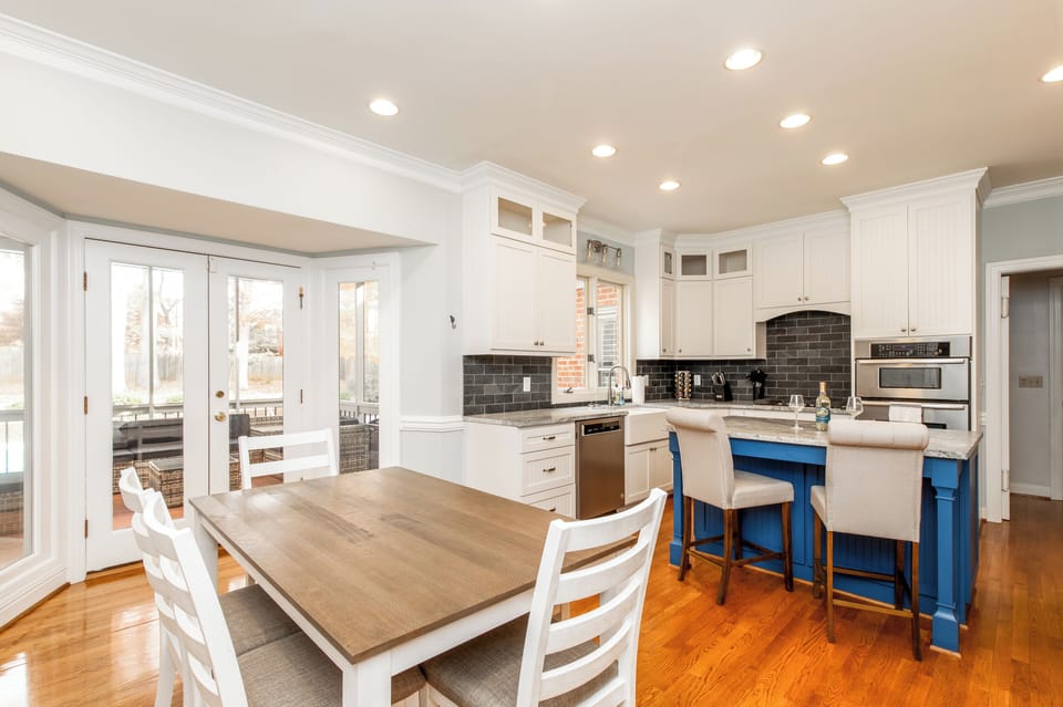 Eat in kitchen with dining table for 6
