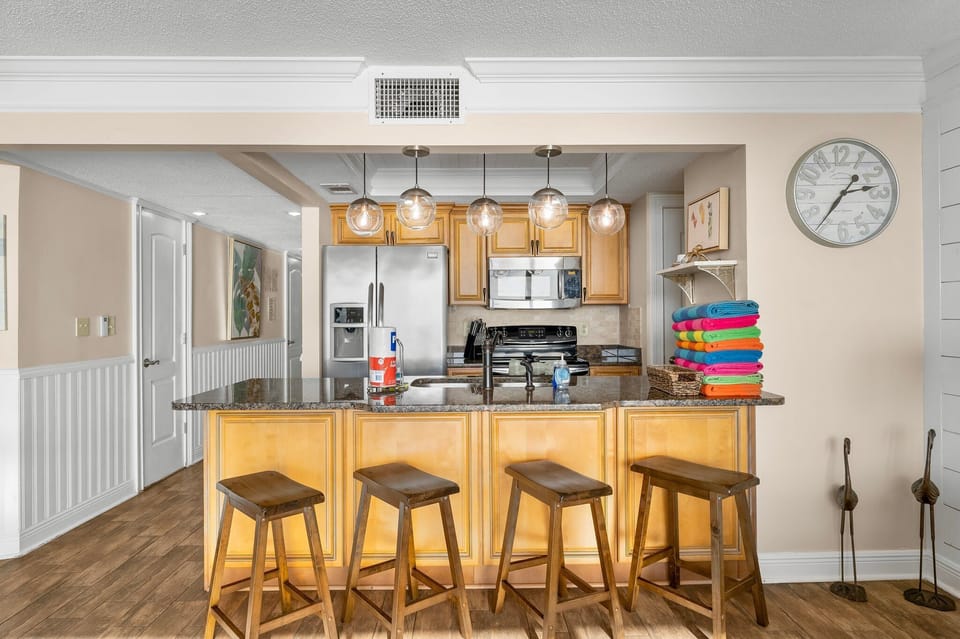 Additional seating for 4 at the kitchen bar area. We also provide beach towels 
