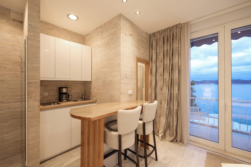 Comfort Studio, Sea View | Private kitchen | Electric kettle