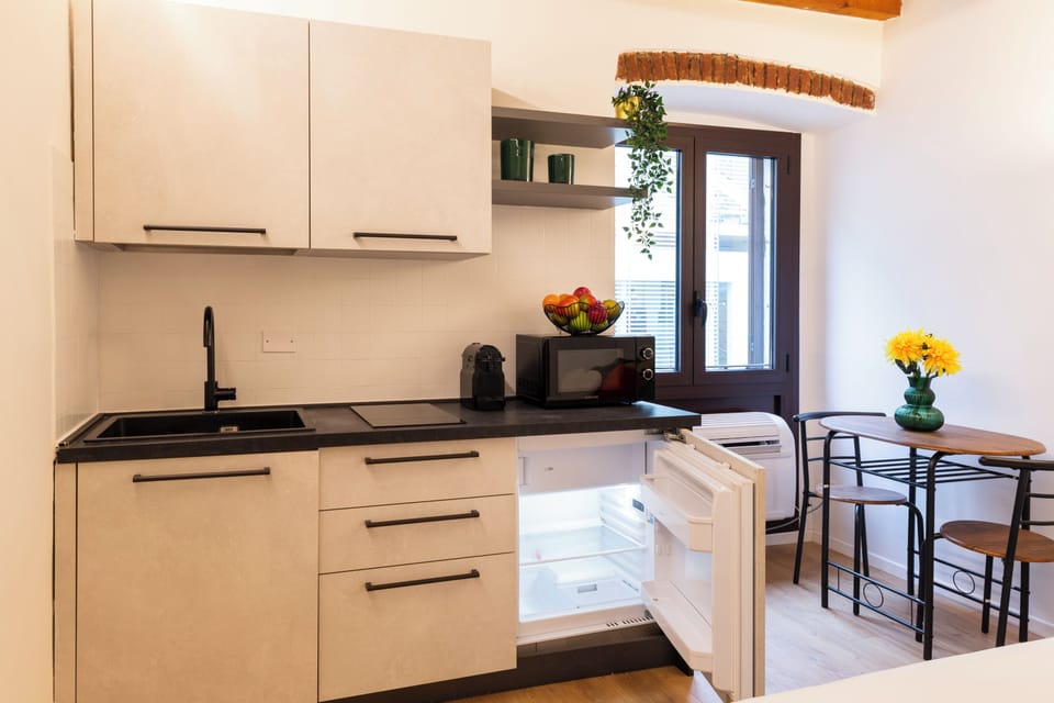 Comfort Studio | Private kitchen | Mini-fridge, microwave, stovetop, espresso maker