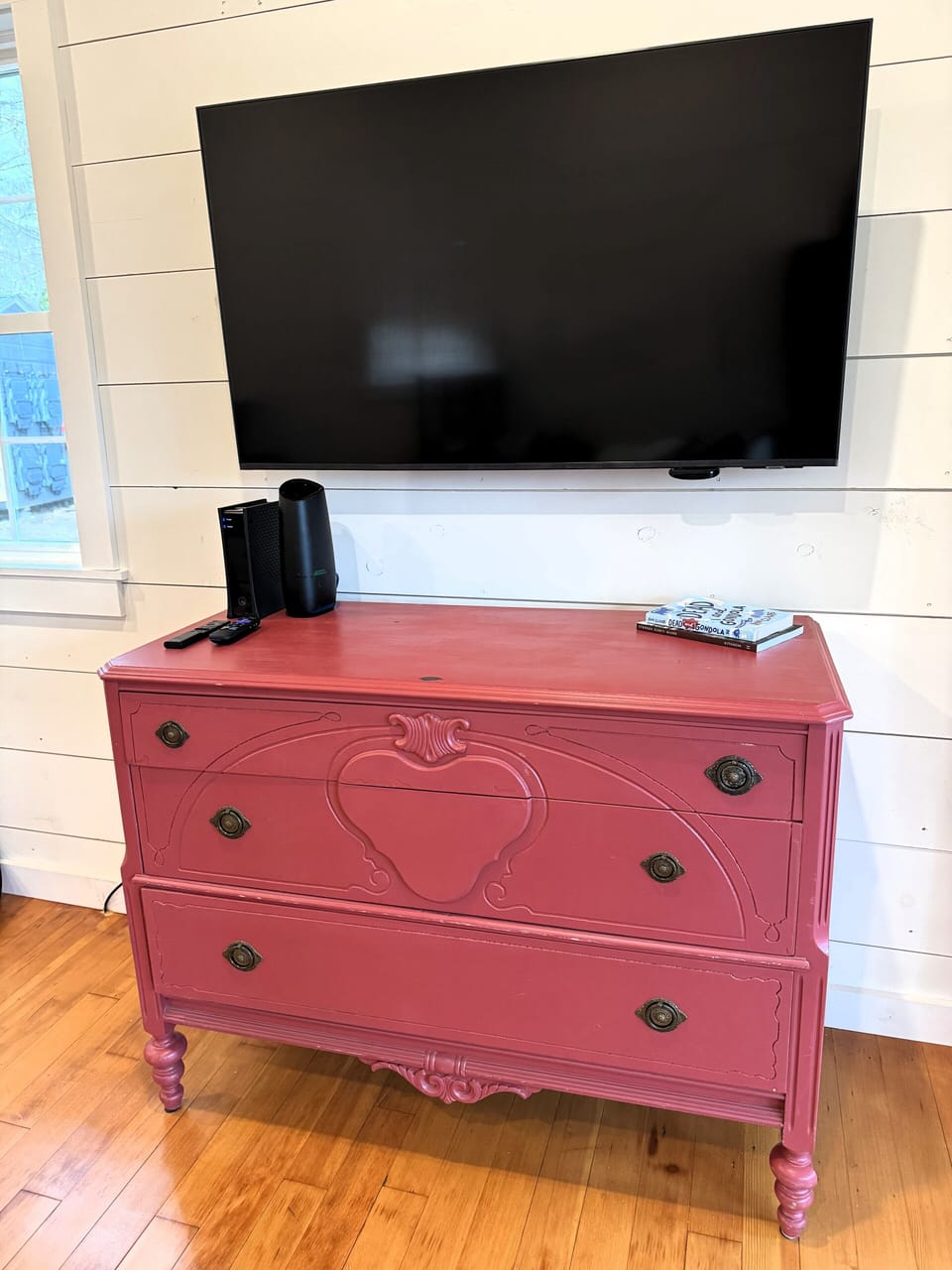 The 55" flat screen TV is lopaded with Roku and casting abilities.