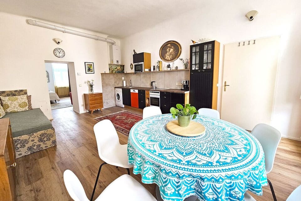 Full-size fridge, microwave, oven, stovetop