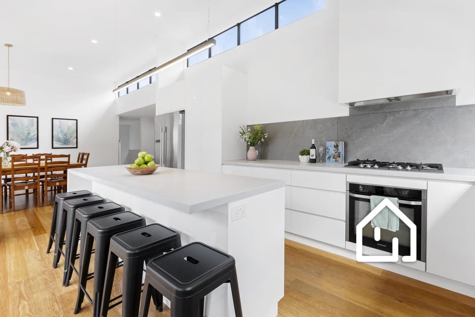 Gourmet well-appointed kitchen with breakfast bar for 6