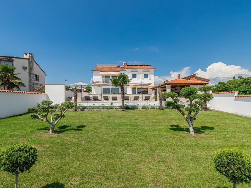Villa | Garden