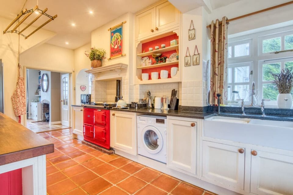 Full kitchen with unique aga