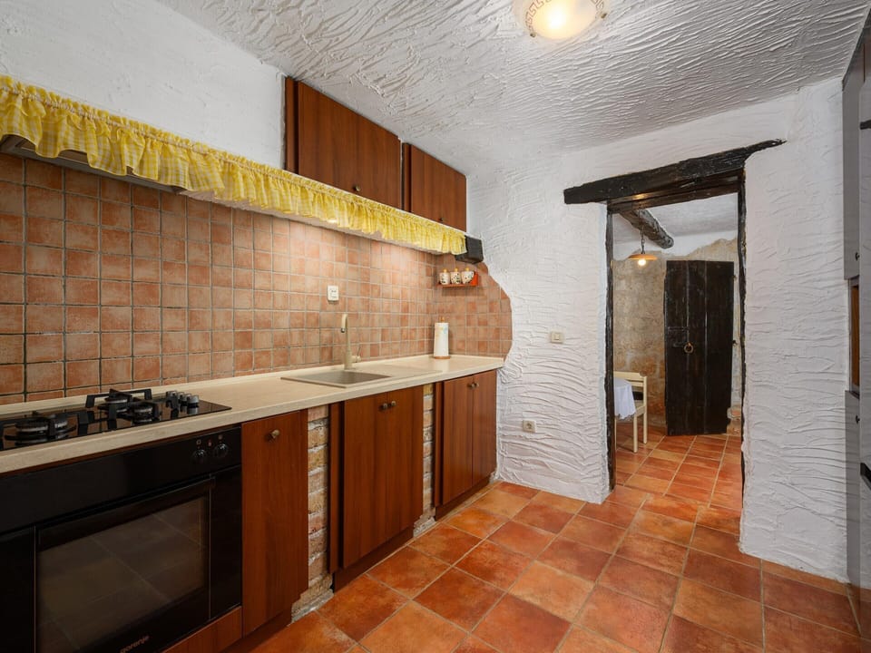 House | Private kitchen | Electric kettle, toaster, cookware/dishes/utensils