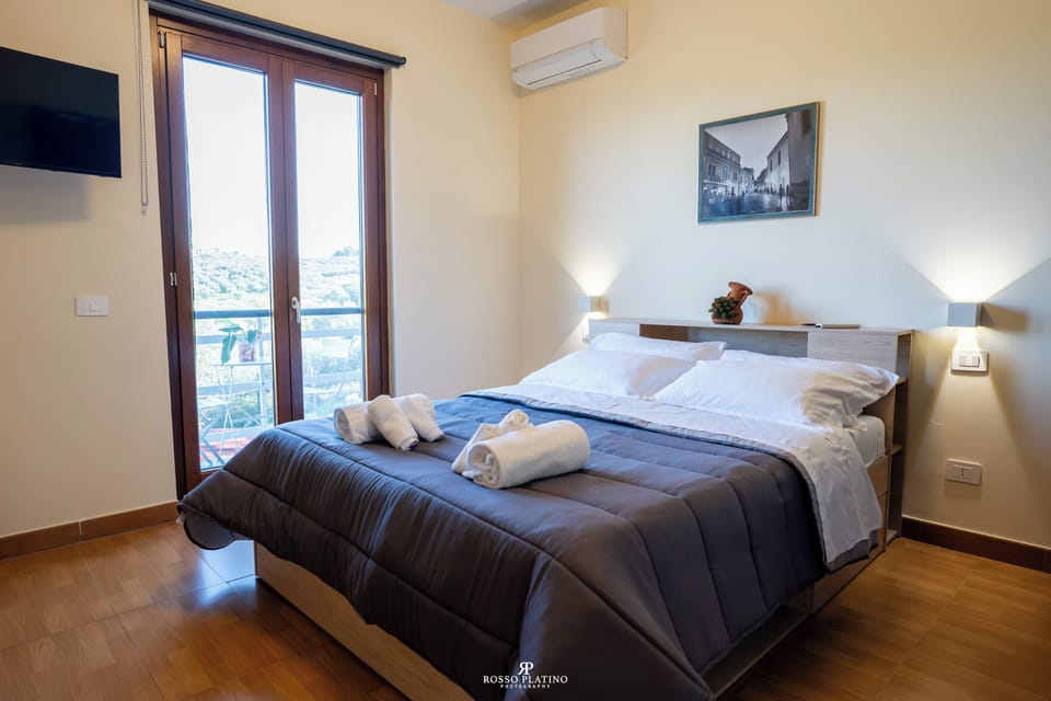 Deluxe Room, Private Bathroom, Sea View | Down comforters, Select Comfort beds, minibar, desk
