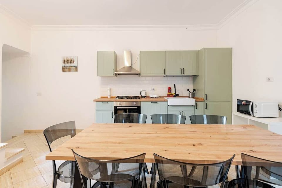 Altra vista della cucina completa a disposizione nell'appartamento con Zona Pranzo annessa