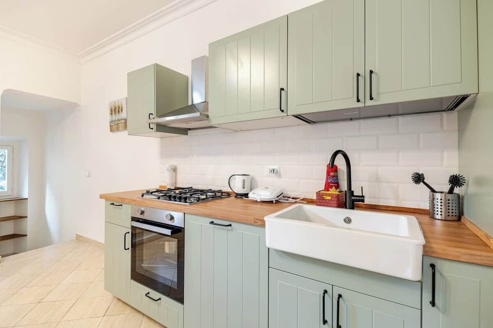 Cucina completa di tutti gli elettrodomestici necessari alla preparazione di gustosi pasti per passare momenti insieme alla propria famiglia o ai propri amici.