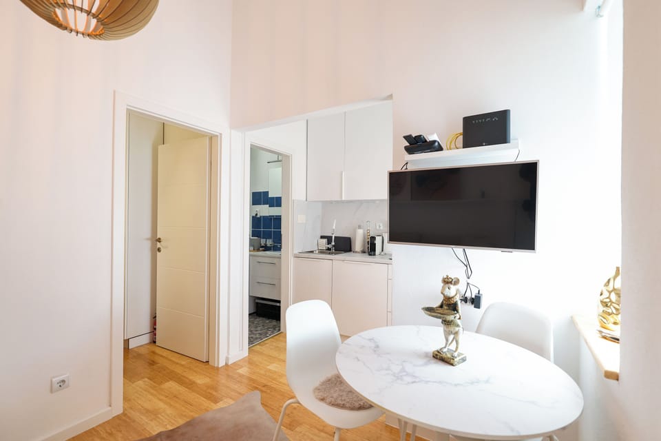 Deluxe Apartment, City View | Dining room