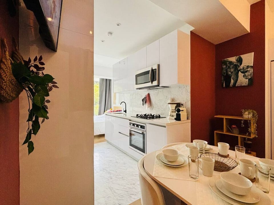 Set the table for cozy family dinners in this charming studio, where the open layout creates a warm and inviting atmosphere right in the heart of it all.