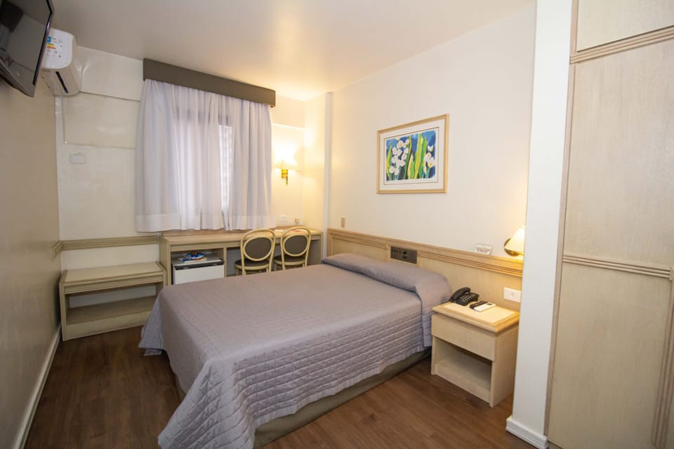 Apartamento Luxo Casal | Minibar, desk, blackout drapes, soundproofing