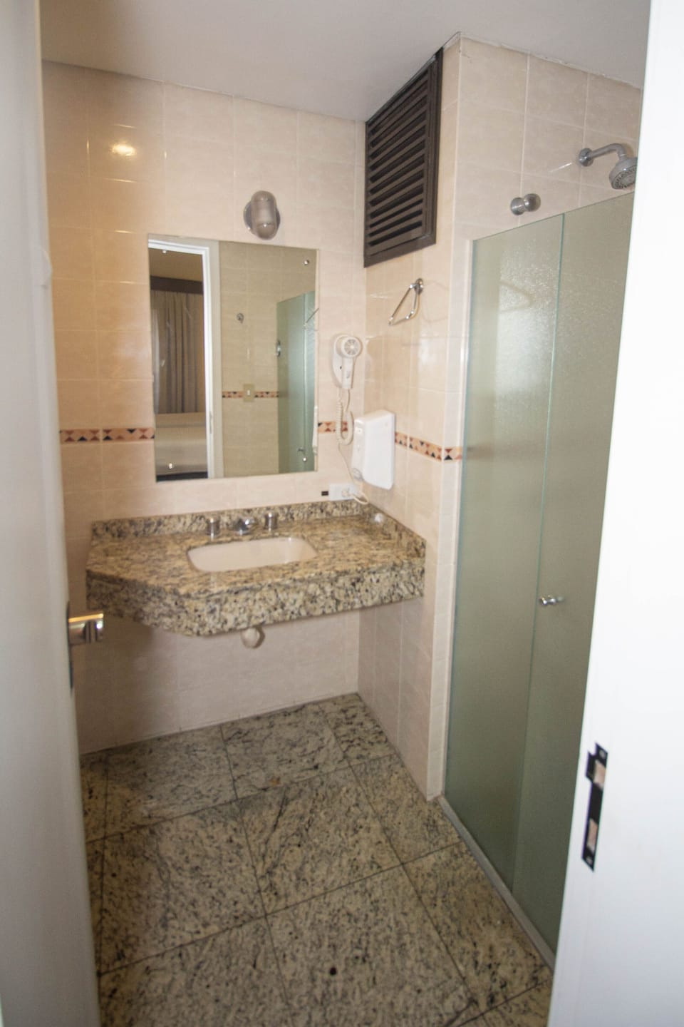 Apartamento Luxo Triplo | Bathroom | Shower, free toiletries, hair dryer, towels