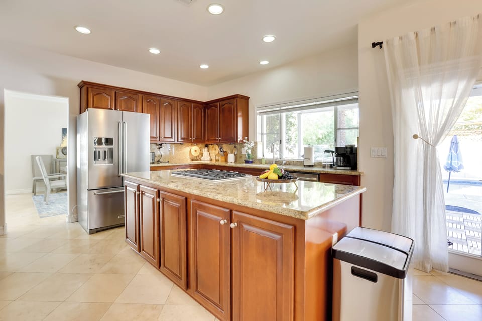 Eat-In Kitchen | Blender | Toaster | Rice Cooker | 1st Floor