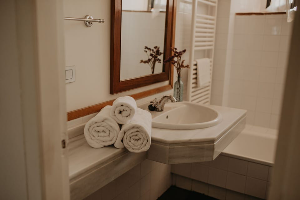 Junior Suite | Bathroom | Free toiletries, hair dryer, towels, soap