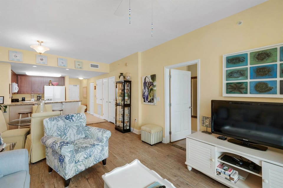 Condo, 1 King Bed with Sofa bed (Aqua Resort 706) | Living area