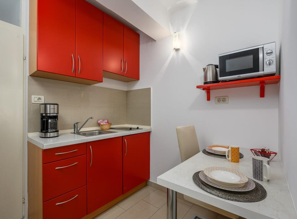 Apartment | Private kitchen | Electric kettle, toaster, cookware/dishes/utensils